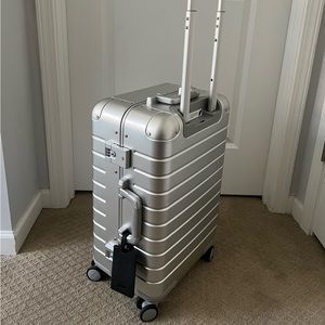 Away Bigger luggage aluminum roller bag spinning 360 nice!
